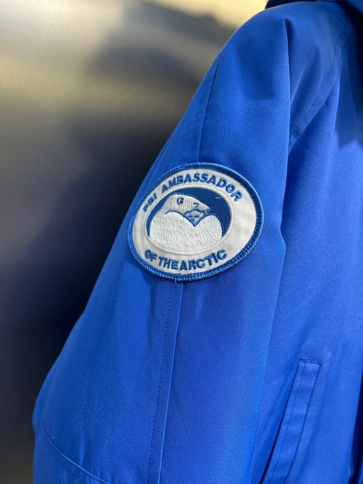 P720 high-end version (new version of Big Goose 01) Canada Goose Canada Goose #Chilliwack 7999M bomber jacket short down jacket/01 model #Men and Women Same Style# ➖ Genuine synchronous anti-counterfeiting chip sensor! ➖ Imported 21S polyester-cotton blended original fabric [last year’s 16S/18S hard fabrics have been completely eliminated, this year all use 21S genuine synchronous fabrics, the soft mid-strap feels delicate and textured], genuine synchronous Feather-Light 10D waterproof coating fabric, made of 84.5 polyester fiber and 15.5 cotton, 100% the best feel in the entire network! ➖ The genuine official website is synchronized with the national standard 80 white duck down, you can check the official website customer service, there will never be a series of misleading claims such as 90 down or goose down! ➖ Using the best nylon lining with double double-layer sealing design, velvet-proof No. 7 needle + grid-filled down ready-made garments, there is 100% no so-called velvet running! ➖ The cuffs are designed with thickened seamless threads, and the collar and pockets are lined with top-quality polar fleece to keep you warm and comfortable! ➖ Yoshida YKK provides original custom-made electroplated sliders. YKK two-way lockable zippers are tight and smooth and will not peel off paint! ➖ 3M composite guarantees that the Velcro is the same as the original, durable, and all accessories and hardware are custom-made! ➖ Imported BEHRINGER embroidery machine to customize the 10,000-needle embroidery logo, 98% of which can be reproduced to restore the original logo. You can check and compare on the official website! ➖ The fur collars are all made of large pieces of Western Canadian blue wolf hide, ensuring that each fur collar is 13-15cm wide!   Size:XS-XXL